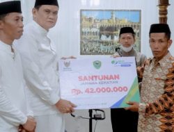 Bupati Barru Serahkan Santunan BPJS Ketenagakerjaan Ke Ahli Waris Imam Masjid