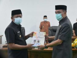 Bupati Soppeng Serahkan LKPJ 2021 Kepada Ketua DPRD