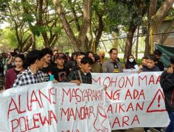 Selain Tolak Jokowi, Ribuan Massa Desak Pemkab Polman Selesaikan Sampah
