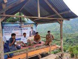 Mitra Fakhruddin Salurkan Beasiswa di Kaki Gunung Latimojong