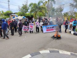 Demonstran Bawa Sampah 2 Truk ke Bupati
