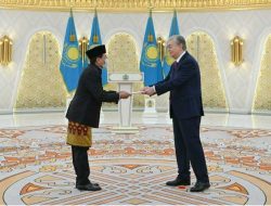 Fadjroel Rachman Menyerahkan Surat Kepercayaan kepada Presiden Republik Kazakhstan
