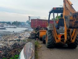 Puasa tak Surutkan Kinerja DLH Parepare Keruk Sampah Laut di Tanggul Cempae