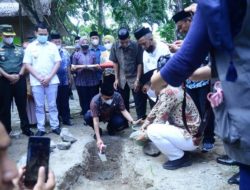 Bupati Majene Serahkan Mushaf Alquran dan Peletakan Batu Pertama Pembangunan Masjid Nurul Ilmi Disdikpora