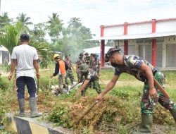 Bersama Polri dan Warga, Prajurit Kodim Polman Bersihkan Pasar Matakali