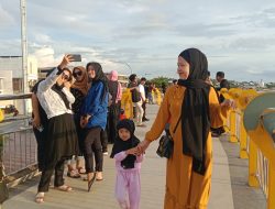 Libur Lebaran, Anjungan Cempae Ramai dan  Favorit Berswafoto