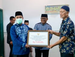 Gubernur Sulsel Serahkan Bantuan Al-Qur’an dan Hibah Sarana Masjid di Soppeng