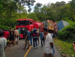 Minibus Tak Beri Jalan, Truk Kontainer Terbalik di Poros Maros-Mallawa