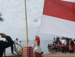 Peringatan Hari Kemerdekaan RI ke-77, Nelayan Deteng-Deteng Upacara Bendera di Pesisir Pantai