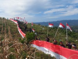 Brimob Parepare dan Brigif 11 Badik Sakti Kibarkan Bendera Merah Putih Panjang 77 Meter di Pegunungan