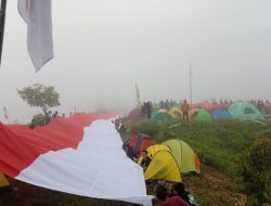 Pecinta Alam Polman Kibarkan Merah Putih Sepanjang 77 Meter di Pegunungan Bulo
