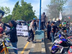 Blokade Jalur Trans Sulawesi, Ratusan Kader HPPMI Maros Minta Presiden Turunkan Harga BBM