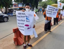 Puluhan Kader DPD PKS Pangkep Turun ke Jalan Tolak Kenaikan Harga BBM