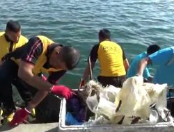 Harhubnas, KSOP Parepare Bersihkan Pantai Area Pelabuhan