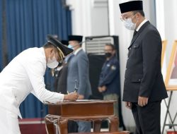 Ridwan Kamil Lantik Ngatiyana sebagai Wali Kota Cimahi Definitif Sisa Masa Jabatan 2017-2022