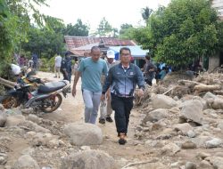 Kunjungi Lokasi Terdampak Banjir, Pj Gubernur Minta Daerah Terisolir Segera Tertangani