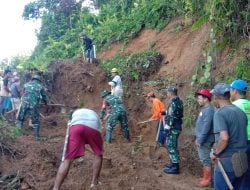 TNI dan Warga Singkirkan Material Longsor di Polman