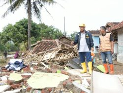 Tinjau Banjir Pameungpeuk, Wagub Jabar Salurkan Bantuan