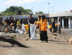 HUT Brimob Polri ke 77, Mahasiswa dan Pasukan Oranye Bersihkan Sampah di Pantai