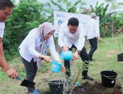 Suardi Saleh Bersama Kepala UP3 PLN Parepare Tanam Pohon