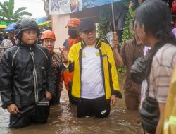 Kunjungi Lokasi Banjir, Taufan Pawe Minta BPBD Siaga 24 Jam