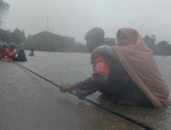 Brimob Sigap Evakuasi Warga Terjebak Banjir di Parepare