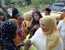 Erna Rasyid Taufan Pimpin Rombongan Partai Golkar Salurkan Bantuan ke Warga Terdampak Banjir
