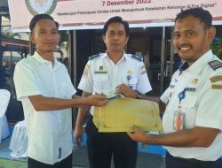 Kepala KSOP Parepare Bagikan 282 E-Pas Kecil dan Life Jacket Gratis Bagi Nelayan