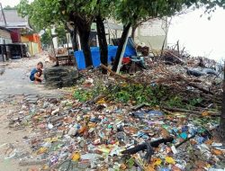Cuaca Ekstrem, Belasan Ton Sampah Kiriman Penuhi Pantai Kuri Caddi