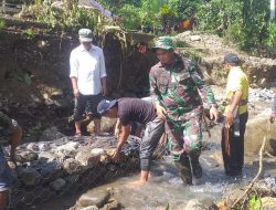 Jalan Putus Akibat Banjir, Babinsa Kodim Polman dan Warga Bangun Beronjong