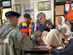 Evakuasi Warga Lansia Akibat Banjir, Kompol Ramli: Respon Cepat Brimob