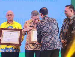 Lestarikan Bahasa Daerah, Taufan Pawe Raih Penghargaan Nasional