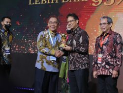 Pangerang Rahim Terima Penghargaan UHC Award