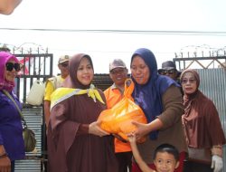 Erna Rasyid Taufan Salurkan Bantuan Korban Banjir