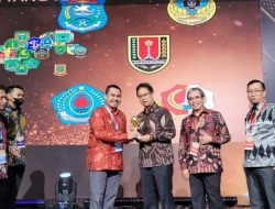 Wabup Arismunandar Terima Award UHC 2023