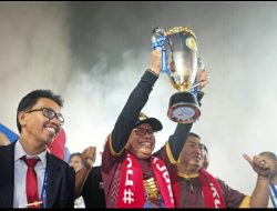 Angkat Piala Juara Liga 1, Taufan Pawe Konvoi Kemenangan Bersama PSM Makassar