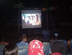 TNI Bersama warga Nonton Film Perjuangan di Lokasi TMMD