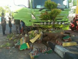 Pemandangan Truk Bermuatan Mie Instan Hantam Pembatas Jalan di Parepare