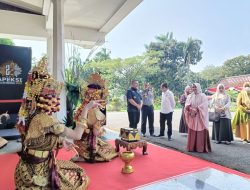 Hadiri HUT APEKSI di Palembang, Erna Rasyid Taufan Disambut Tarian Gending Sriwijaya
