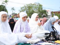 Erna Rasyid Taufan Bersama Keluarga Salat Idul Adha di Lapangan Andi Makkasau