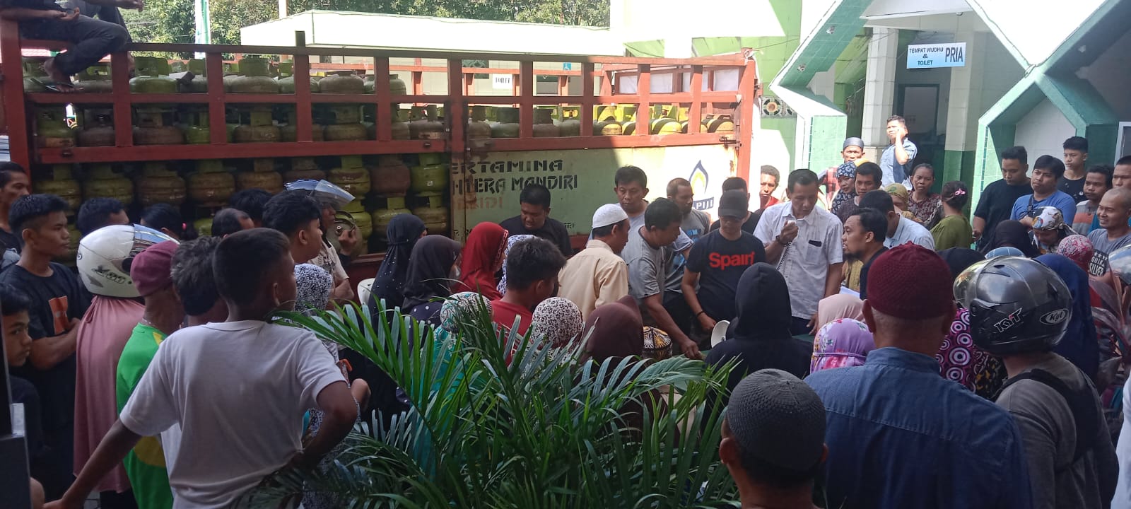 Warga Serbu Operasi Pasar Lpg Kg Syaratnya Bawa Fotocopy Kk Parepos