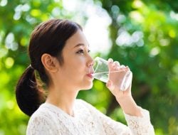 Wajib Tahu! 5 Dampak Negatif Terlalu Berlebihan Minum Air Putih