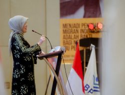 Hasnah Syam Beri Materi Pada Pengukuhan Kawan PMI di Makassar