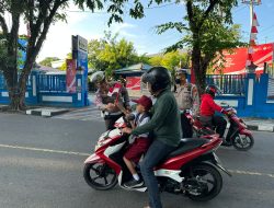 Kasat Lantas Polres Parepare Pimpin Aksi Berbagi Bendera, Semarakkan Kemerdekaan Indonesia ke-78