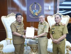 Diterima Taufan Pawe, PJ Gubernur Sulsel Serahkan Surat Pengangkatan Husni Syam Sebagai Sekda Defenitif