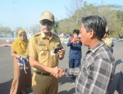 Meningkatkan Produksi, Pemkab Salurkan Bantuan Excavator ke Pokdakan