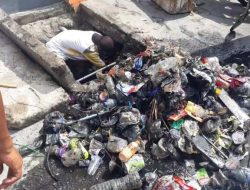 Petugas Kebersihan DLH Parepare Sigap Bersihkan dan Angkut Sampah Pasca Hujan Deras