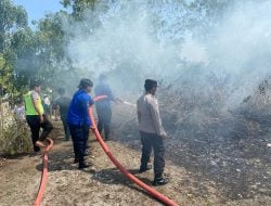 Kebakaran Lahan Kosong Non-Produktif Terjadi Lagi di Majene, Personil Polres Majene Tanggap Datangi TKP