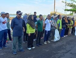 Kolaborasi DLH, Aparat se-Kecamatan Soreang Bersama TNI-Polri dan Masyarakat Bersihkan Pantai Cempae