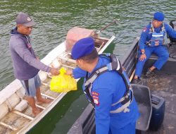Sambangi Nelayan yang Beraktivitas di Laut, Polairud Polda Sulsel Beri Imbauan dan Bagikan Paket Sembako
